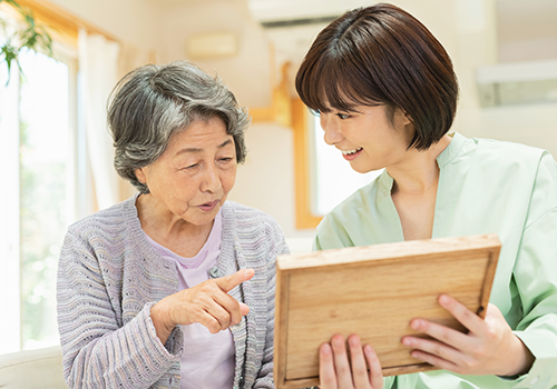 故人様が好きだったものや思い出の品を選ぶ